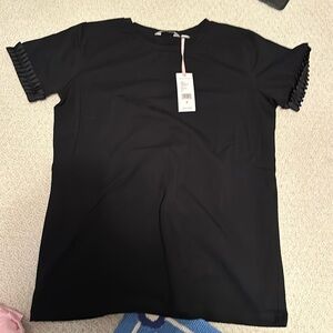 Vineyard Vines black tee shirt never worn